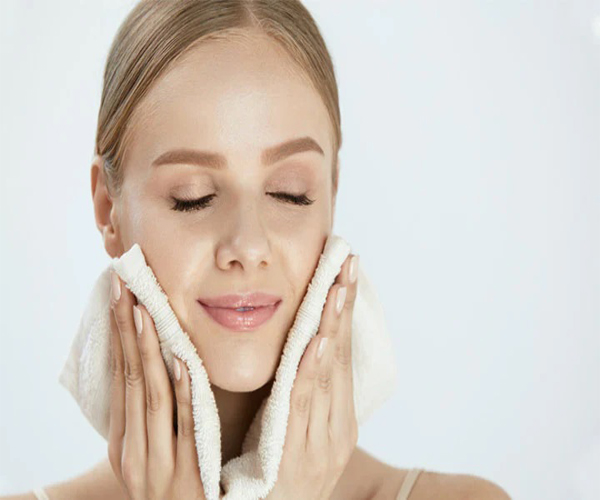 پاکسازی صورت پایه ای برای داشتن پوستی سالم و شاداب